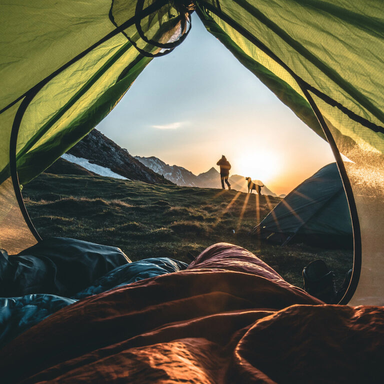 Interior de una casa de campaña para hacer camping