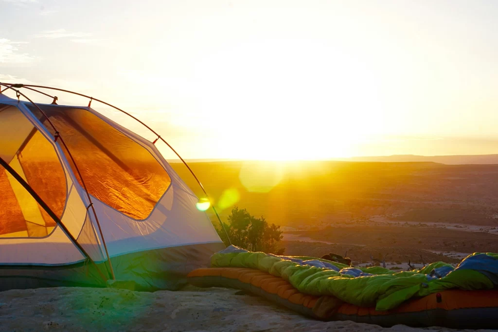 exterior de una casa de campaña para hacer camping